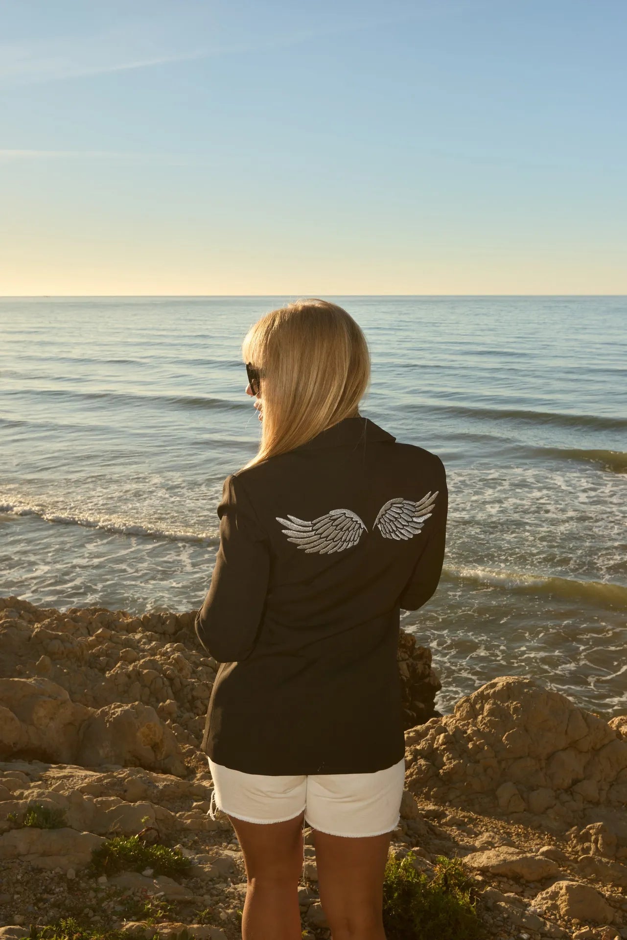 Blazer negra con alas y tachuelas
