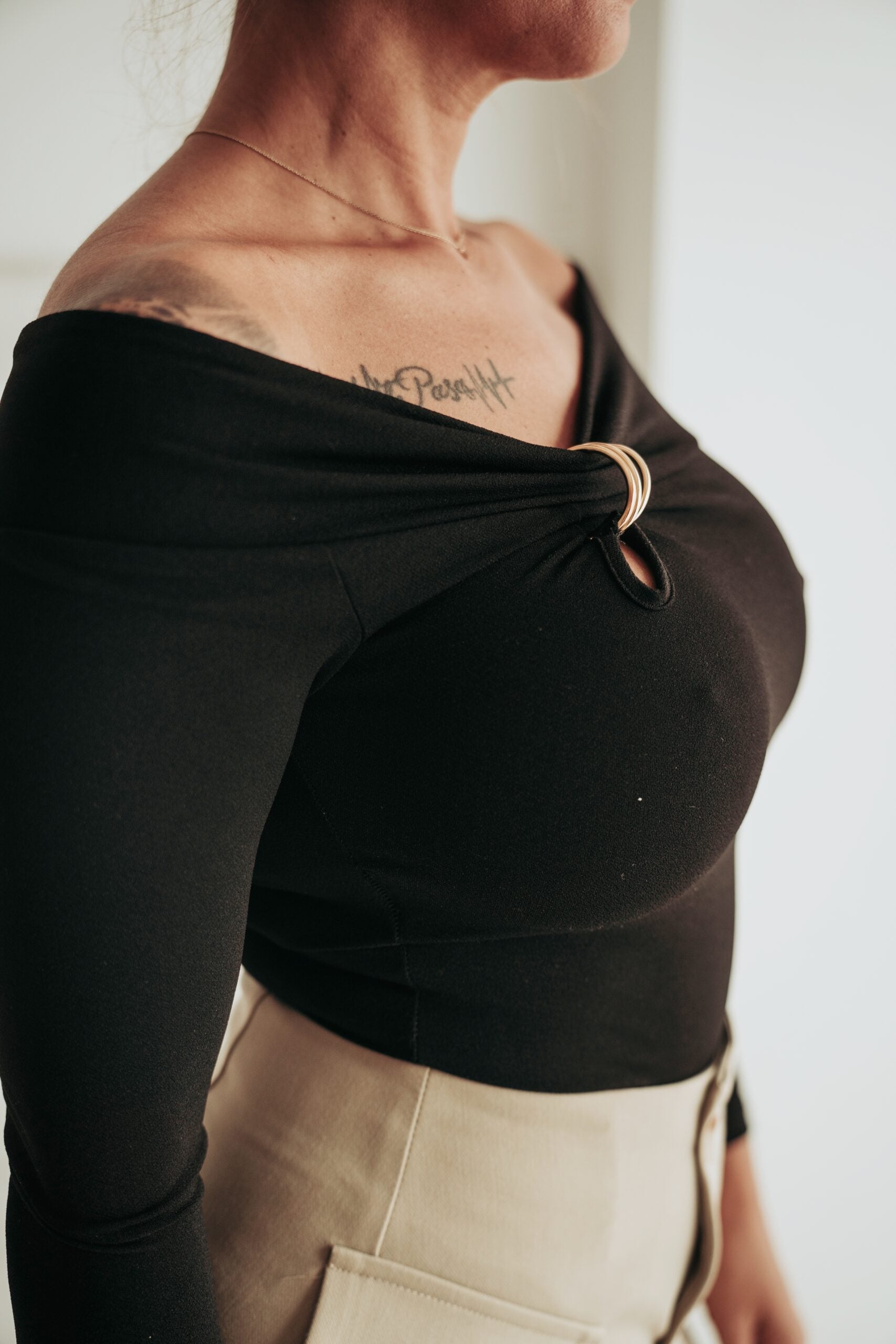 Cataleya-body-negro-detalle