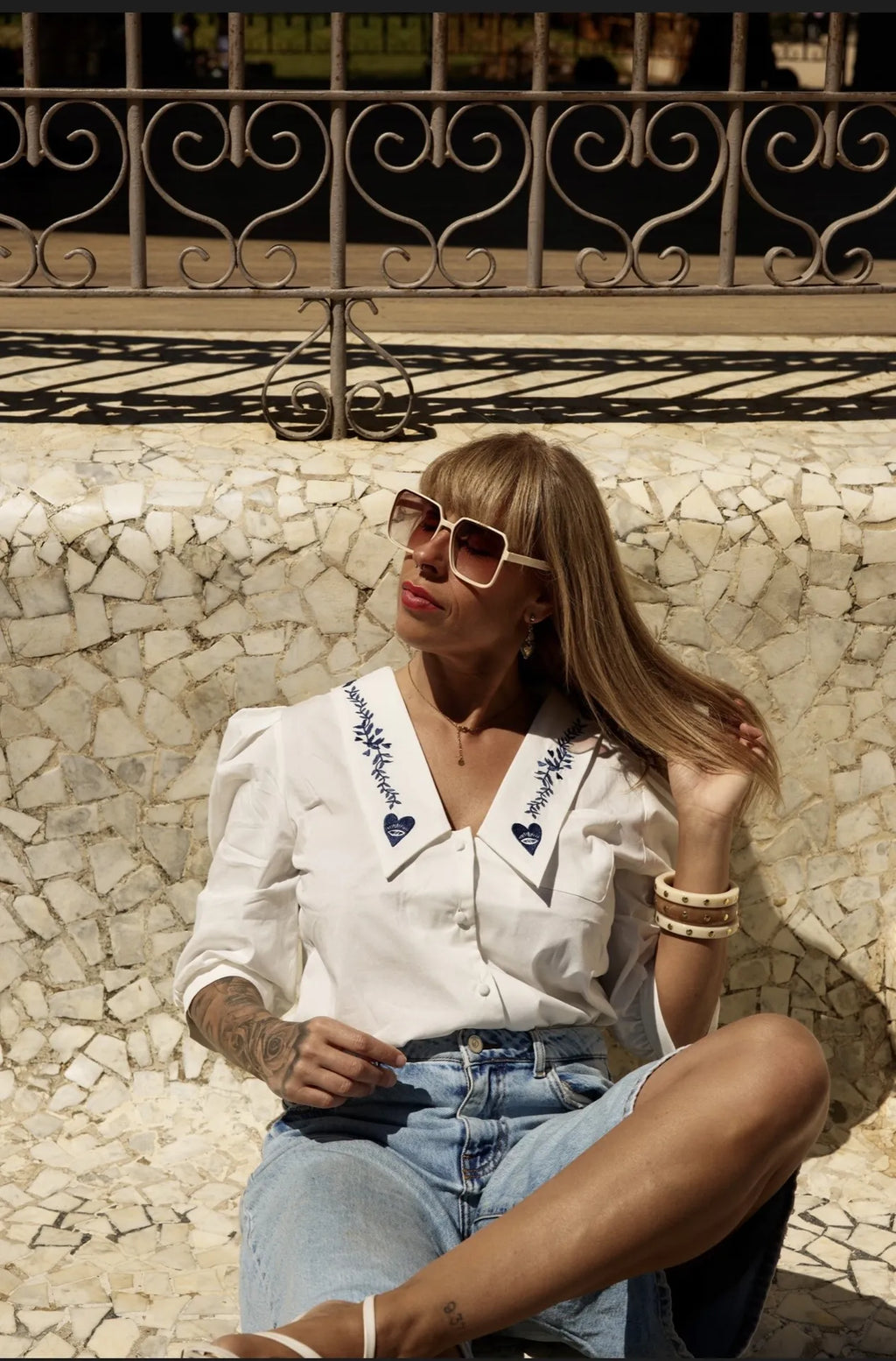 Camisa blanca cuello bordado corazón