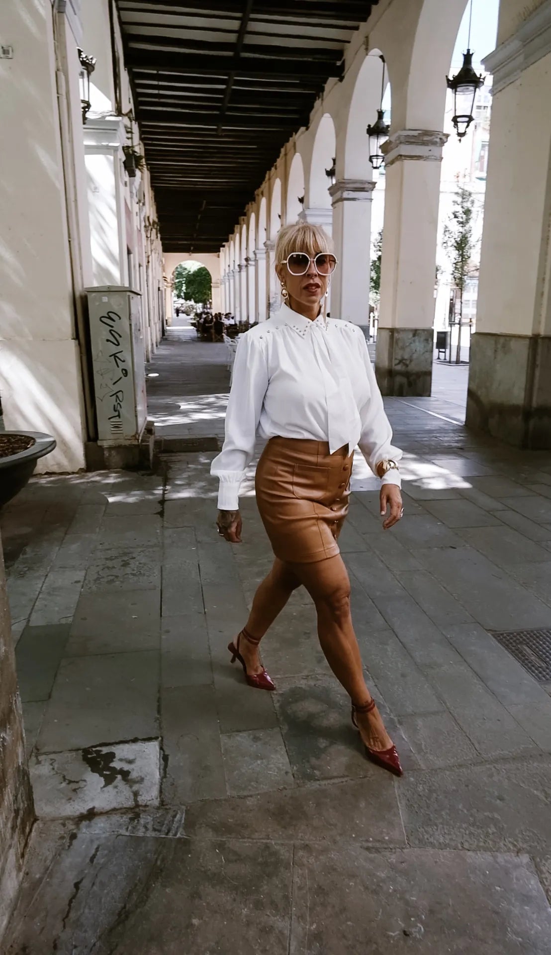 Camisa blanca con lazo y tachuelas