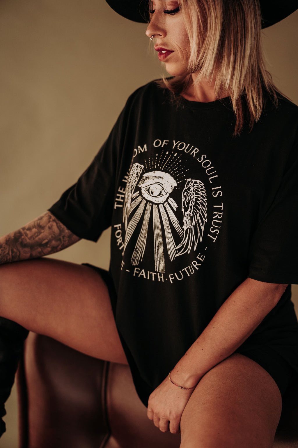 Cataleya-camiseta-negra-your