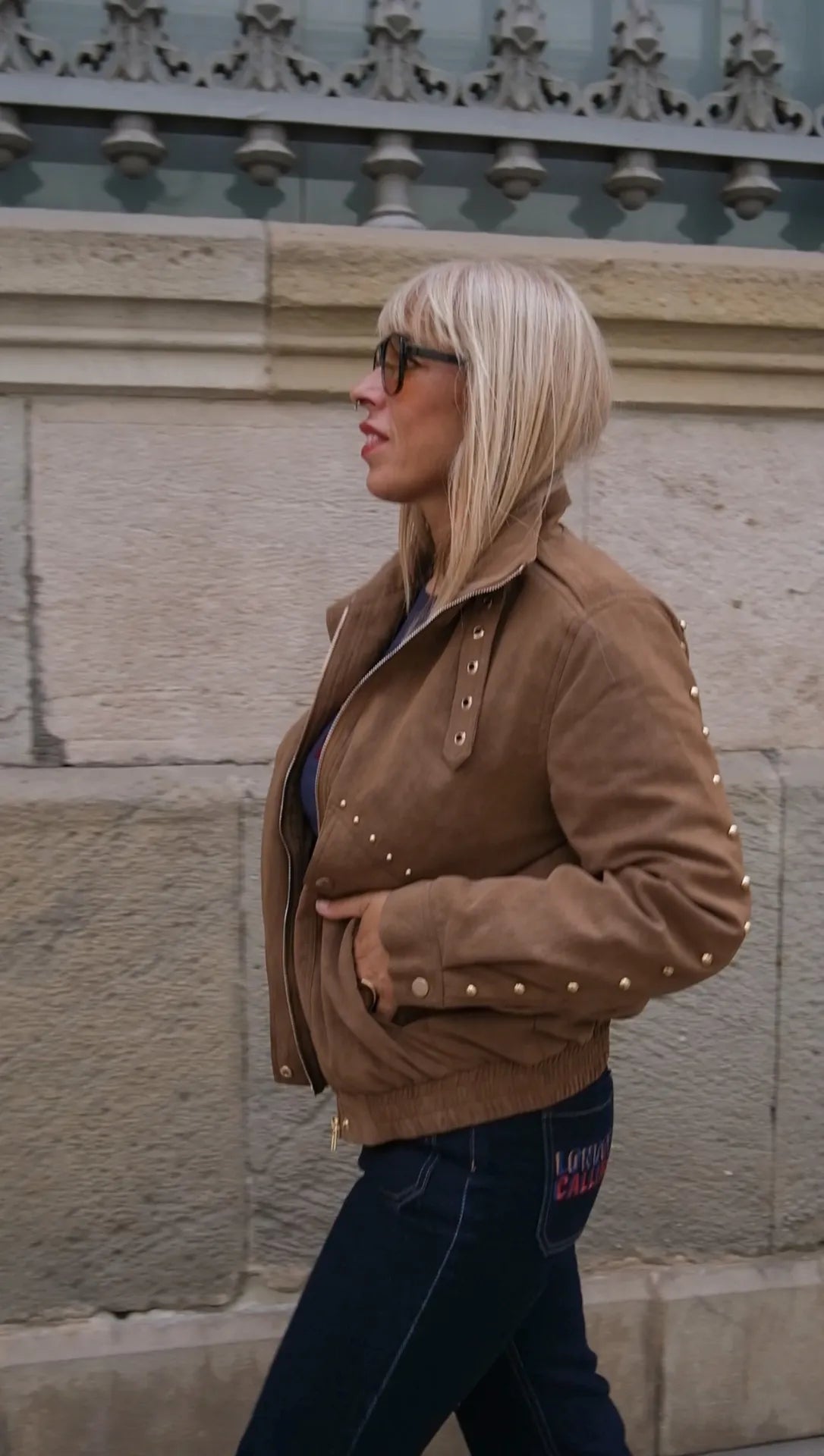 Chaqueta ante con detalles dorados