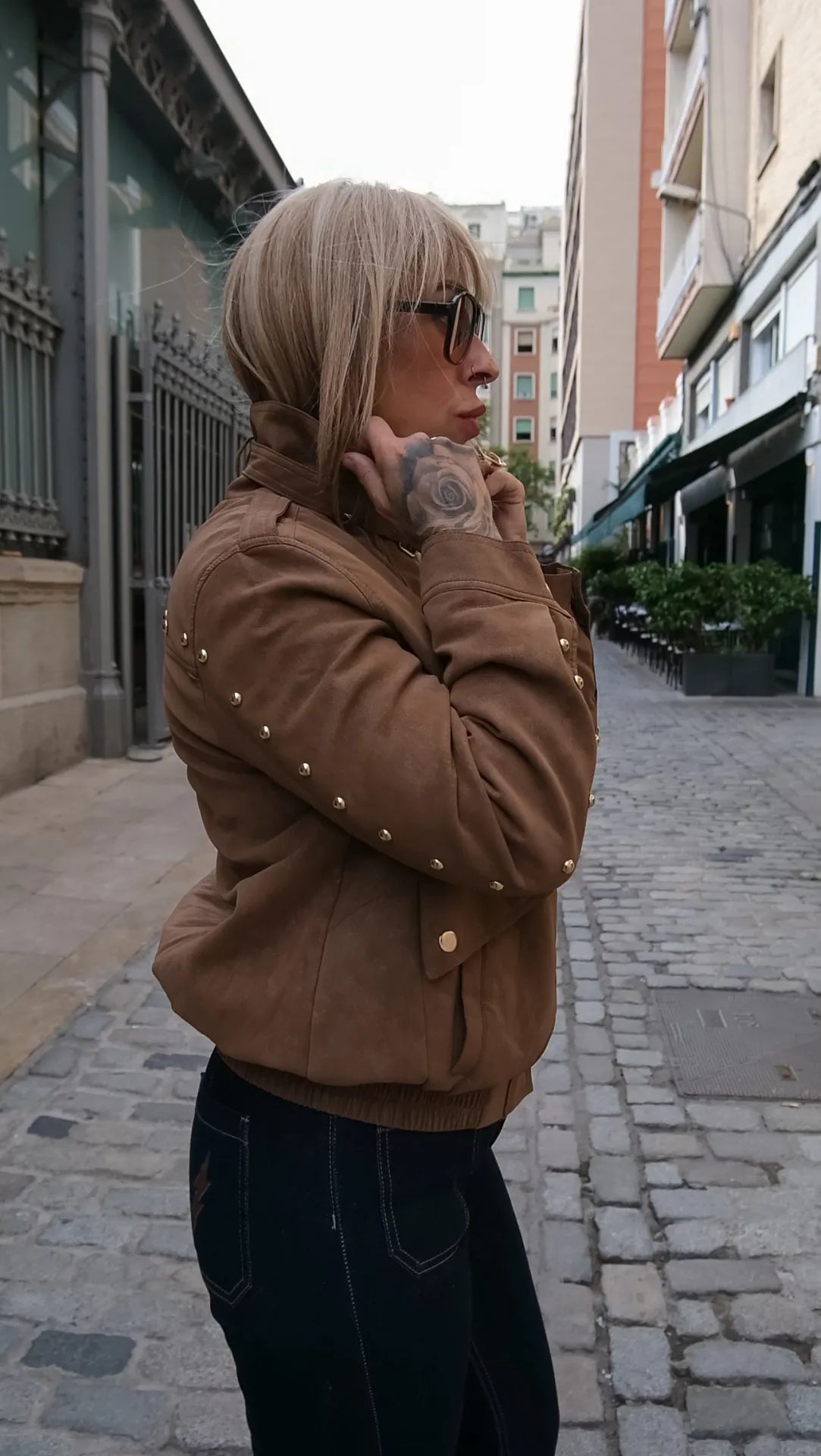 Chaqueta ante con detalles dorados
