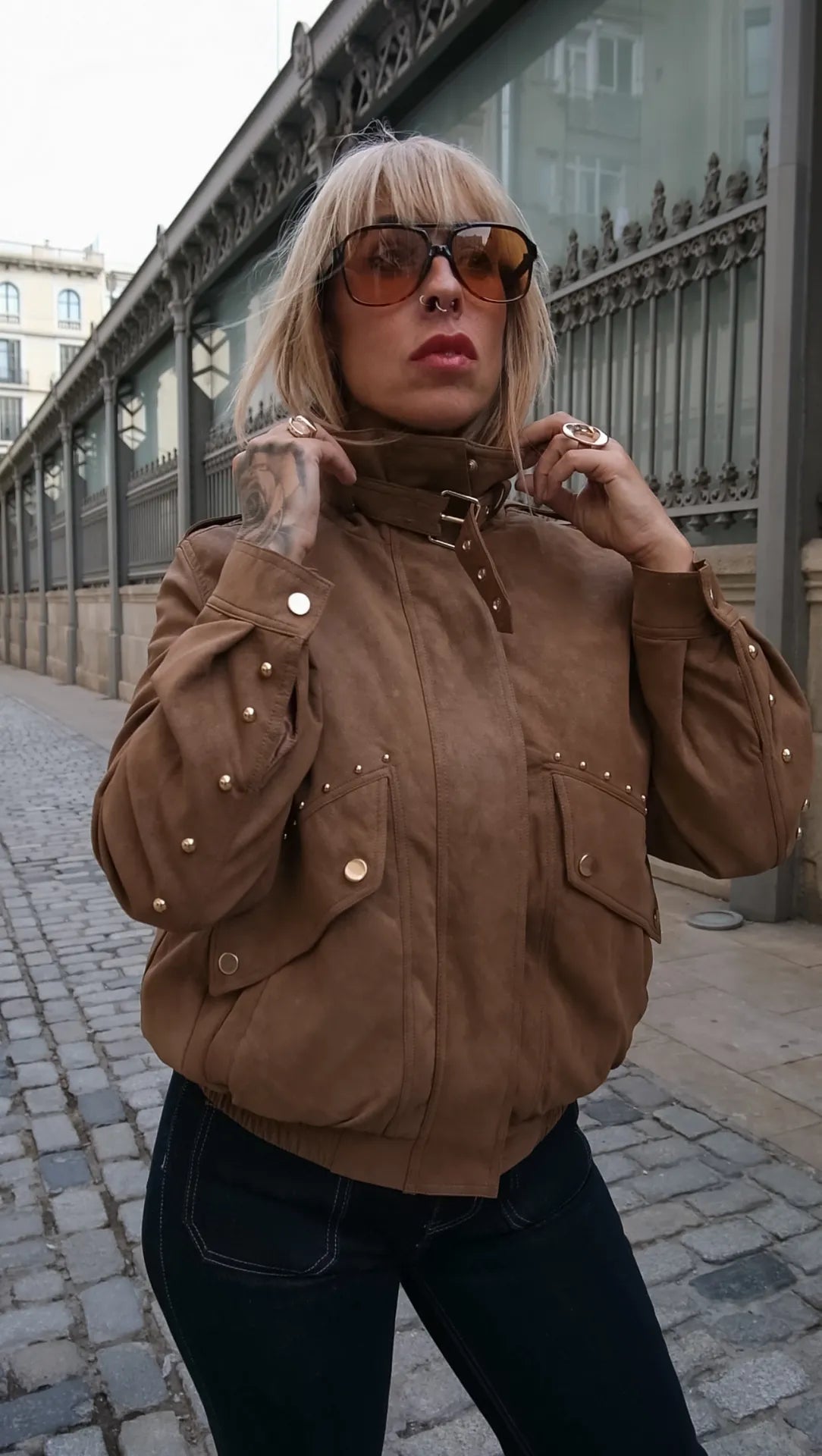Chaqueta ante con detalles dorados