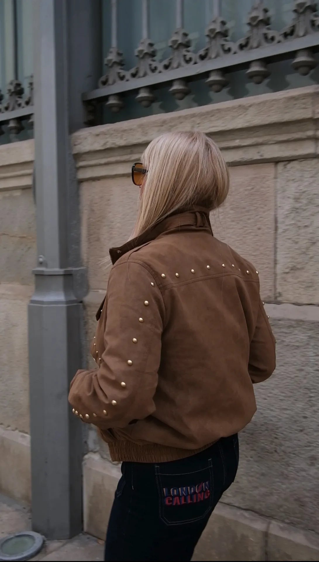 Chaqueta ante con detalles dorados