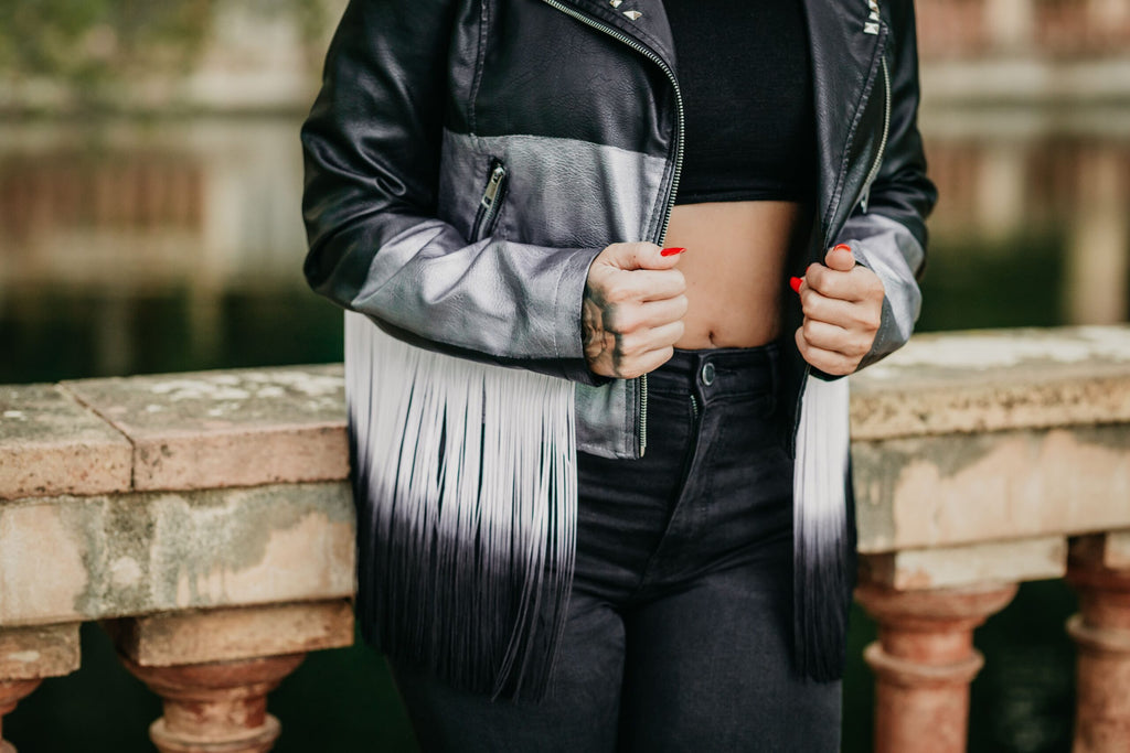 Cataleya-chaqueta-gris-negra-cuero-flecos.