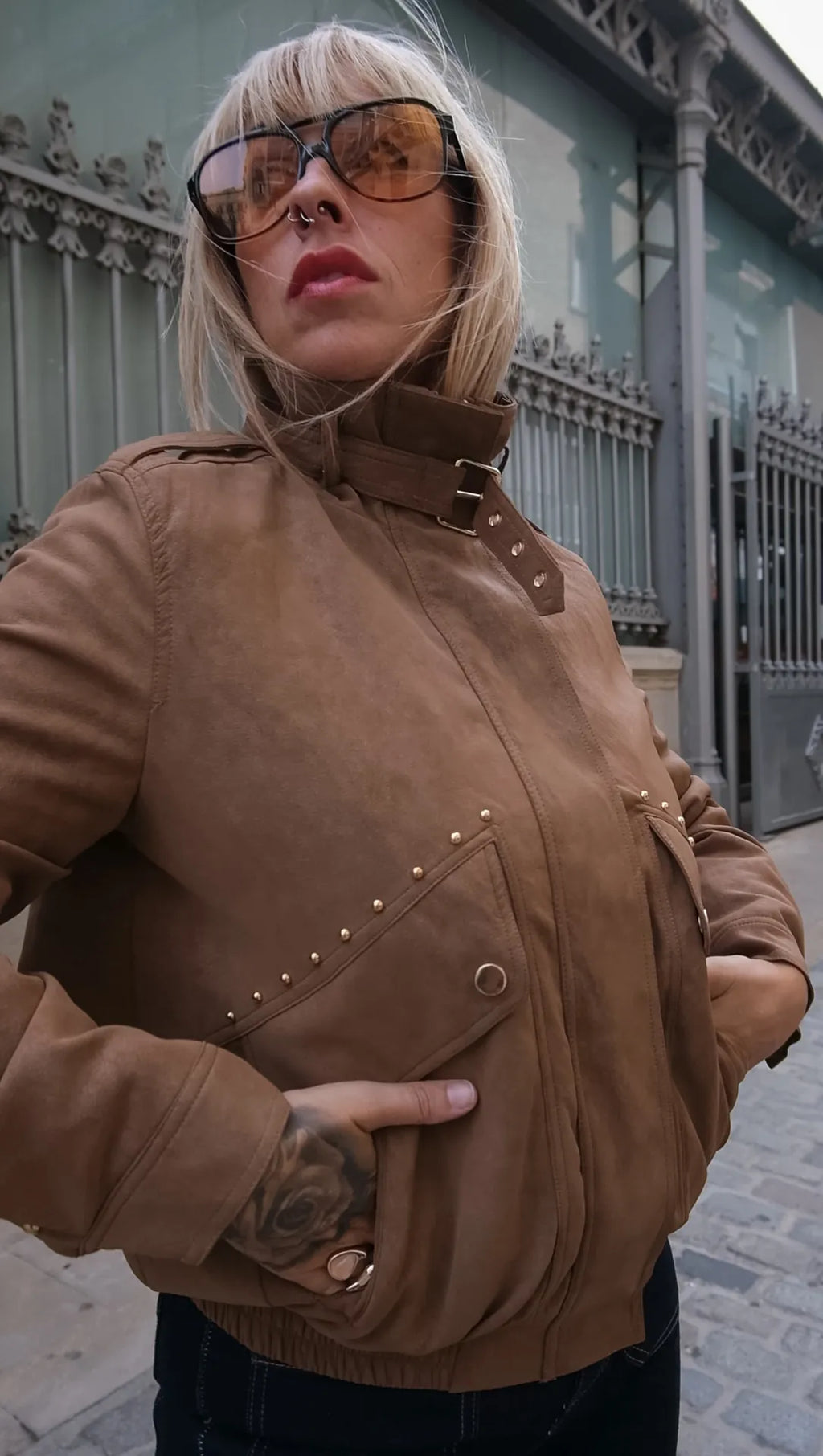 Chaqueta ante con detalles dorados