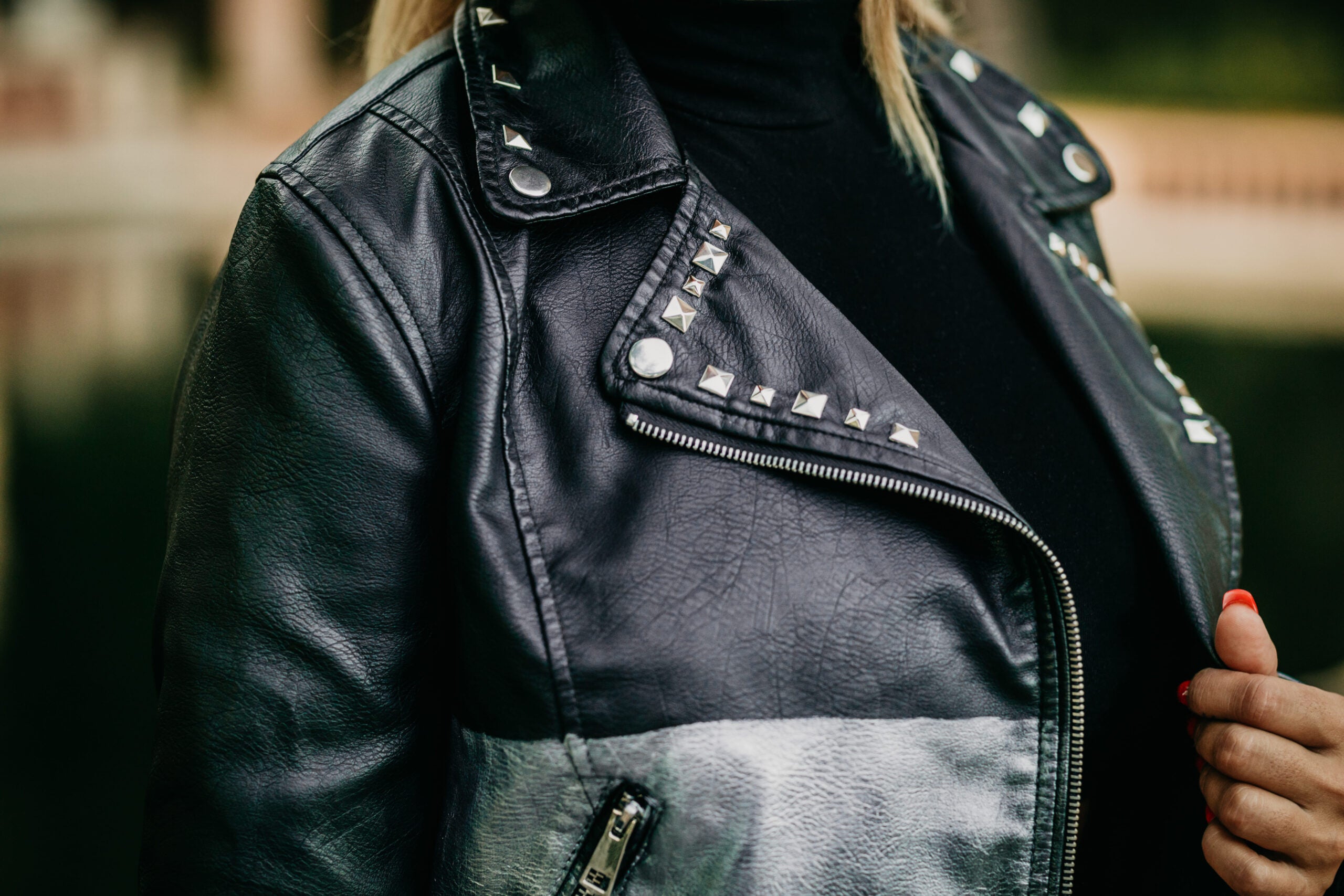 Cataleya-chaqueta-negra-cuero-tachuelas