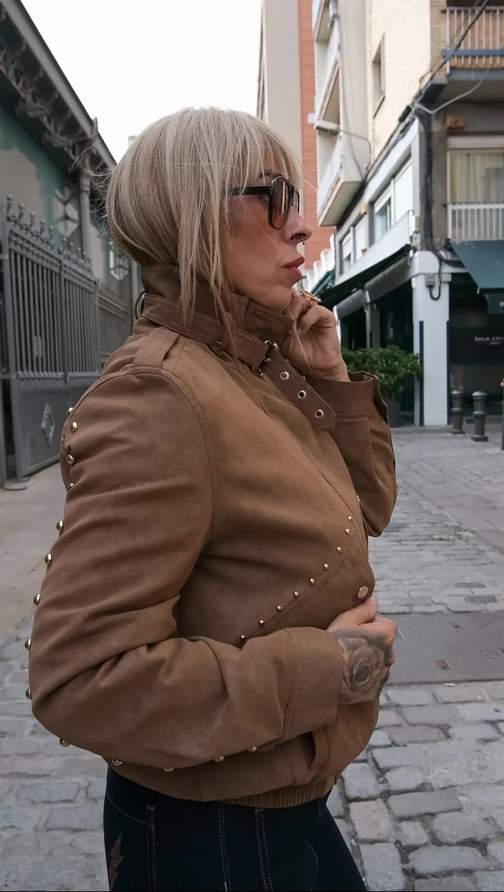 Chaqueta ante con detalles dorados