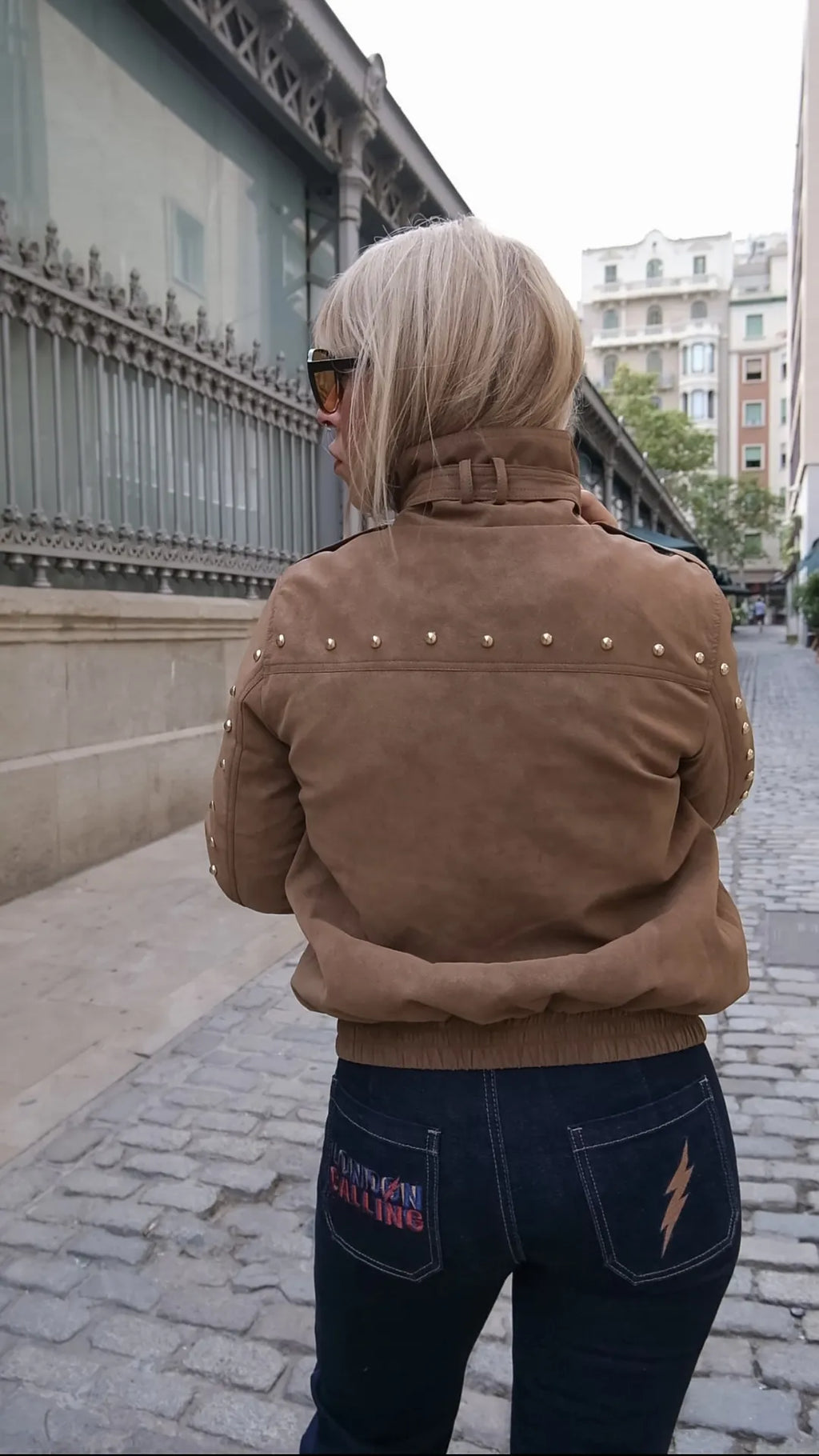 Chaqueta ante con detalles dorados