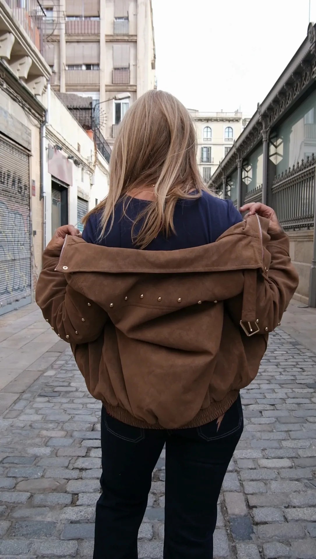 Chaqueta ante con detalles dorados
