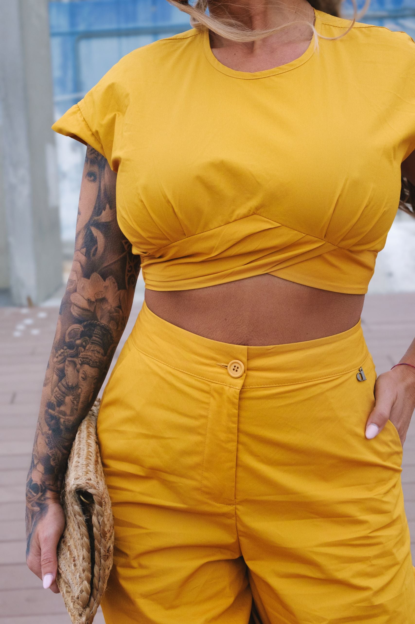 Cataleya-crop-top-cruzado-mostaza