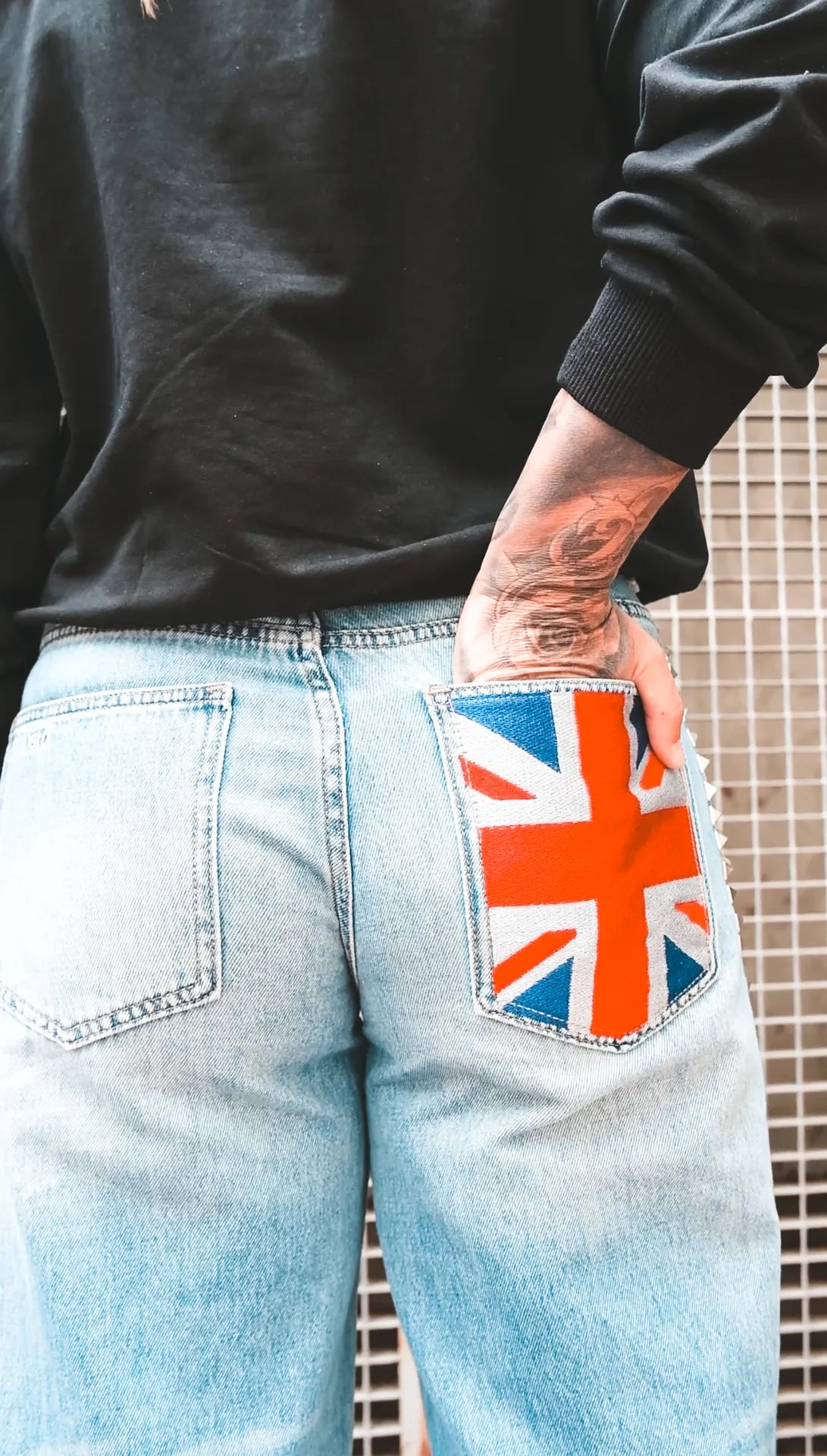 Jeans denim con tachuelas y bordado
