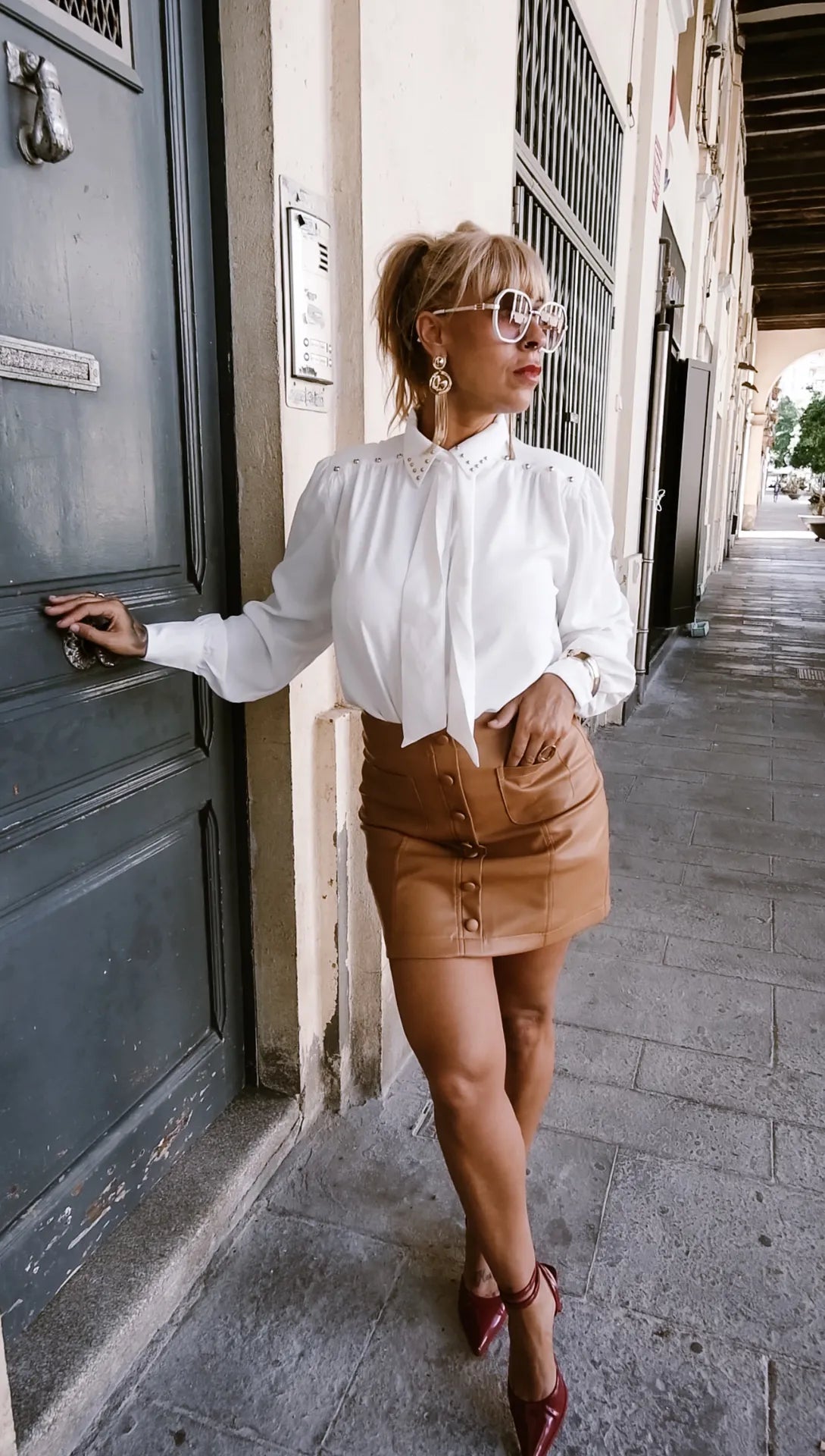 Camisa blanca con lazo y tachuelas