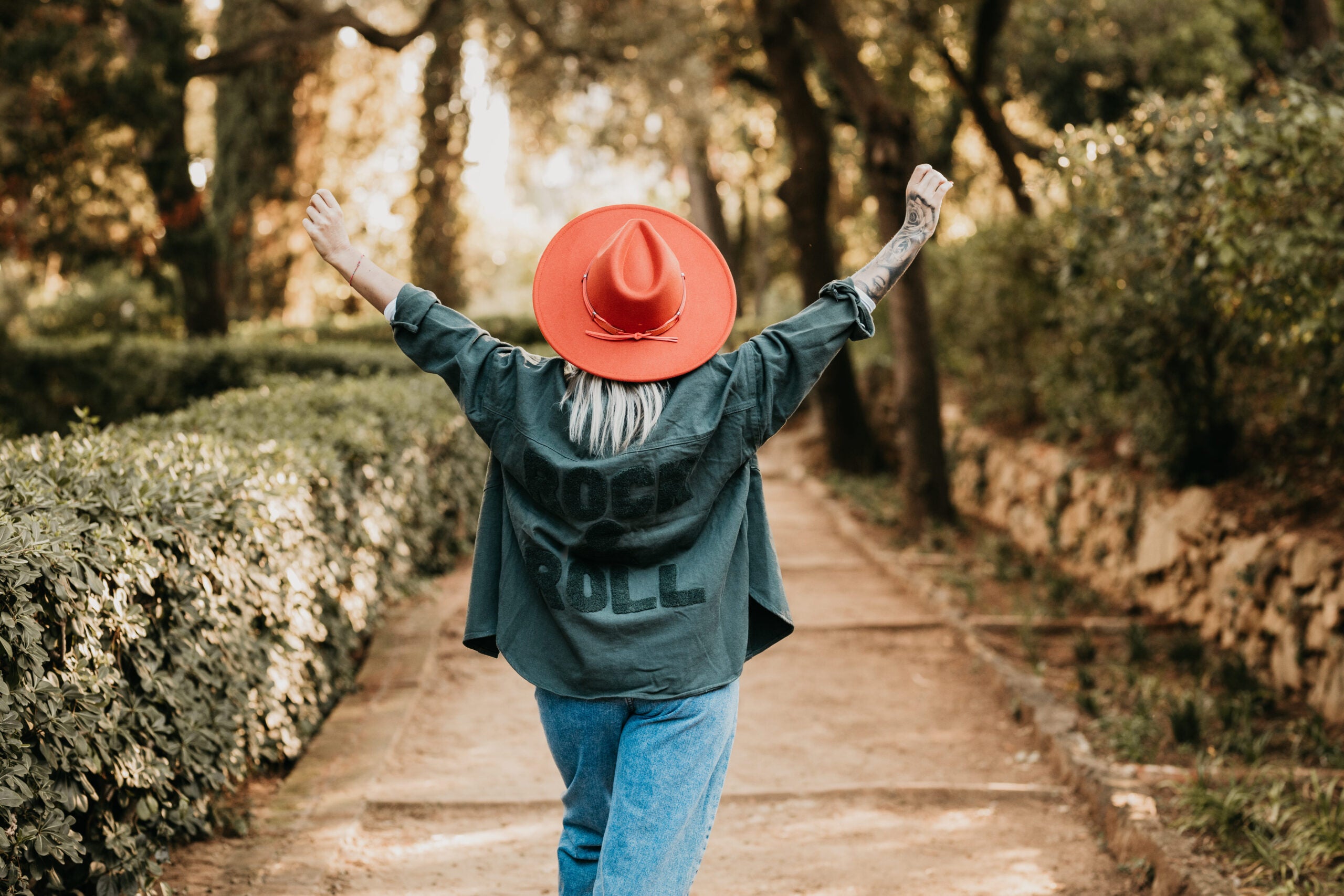Cataleya-gorro-naranja-terciopelo.