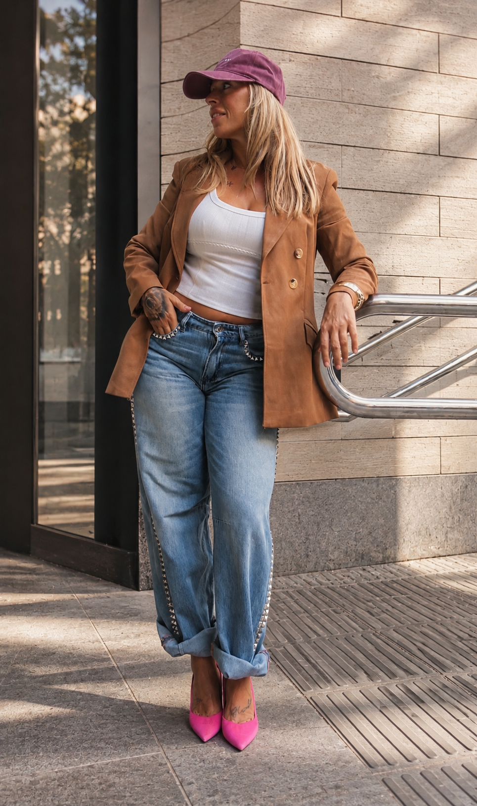 Jeans denim con tachuelas y bordado