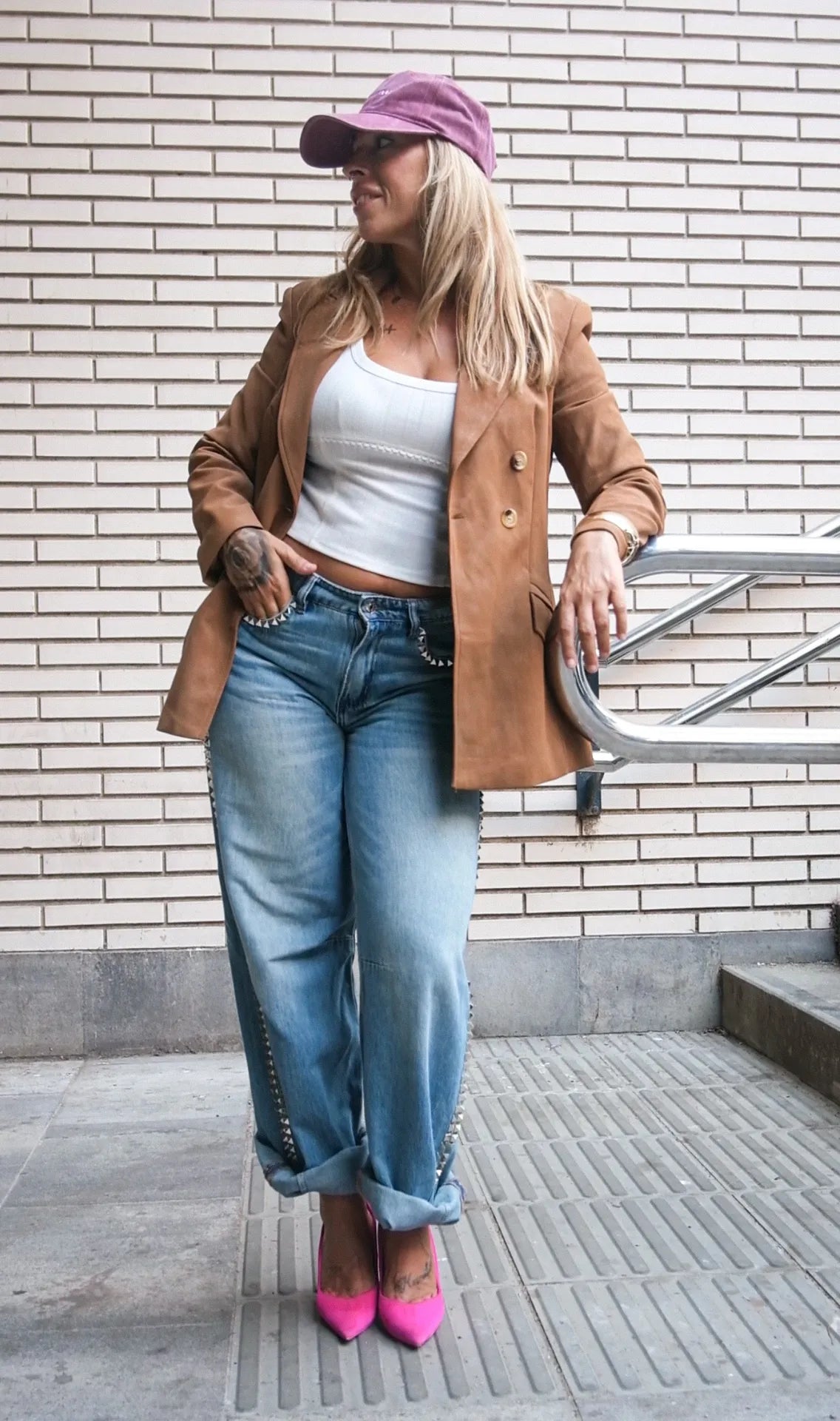 Jeans denim con tachuelas y bordado