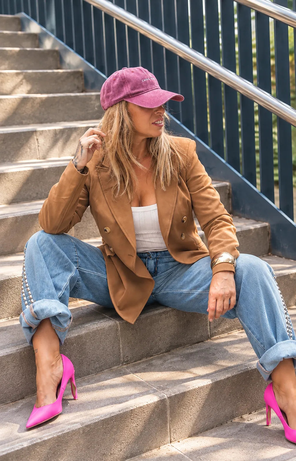 Jeans denim con tachuelas y bordado