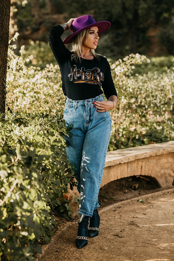 Mujer gorro, jersey oscuro y pantalones jeans