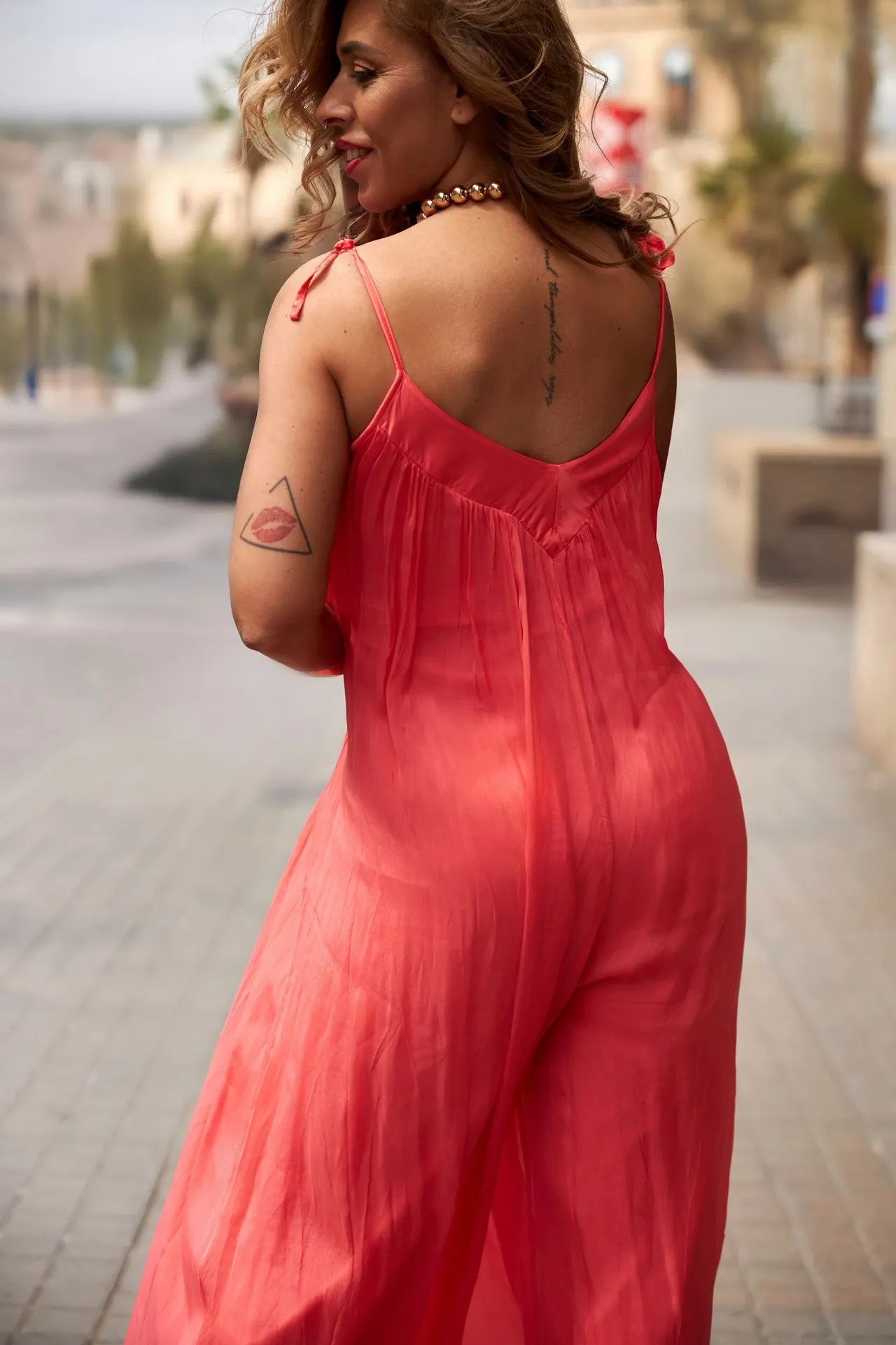 Cataleya-mono-parte-atras_reduida