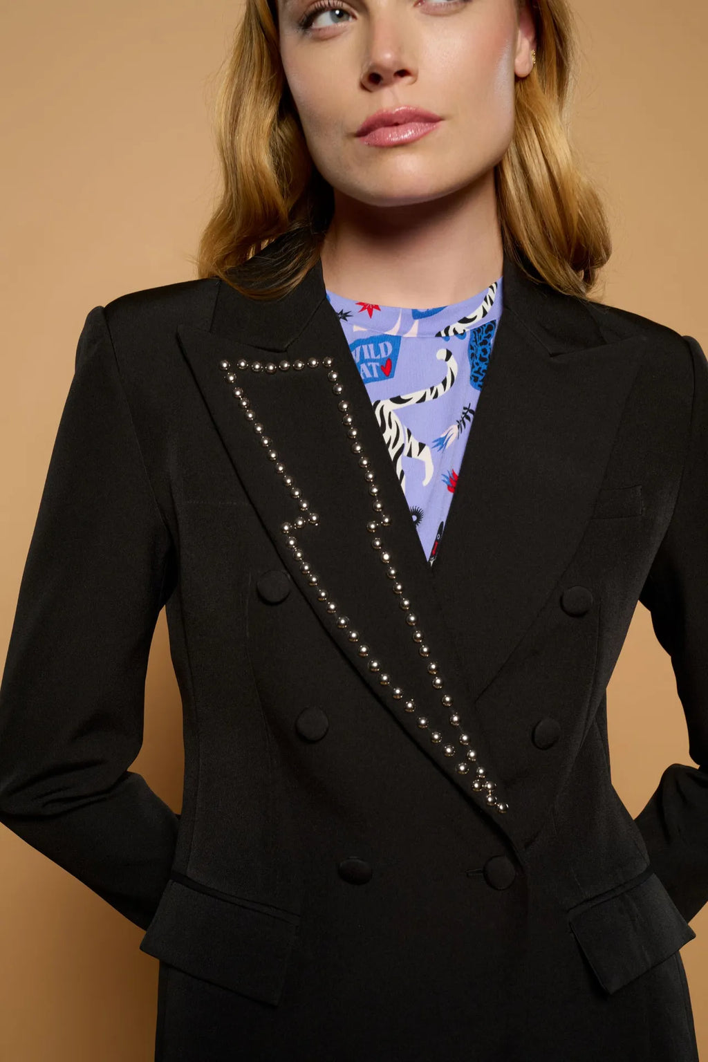 Blazer negra con alas y tachuelas