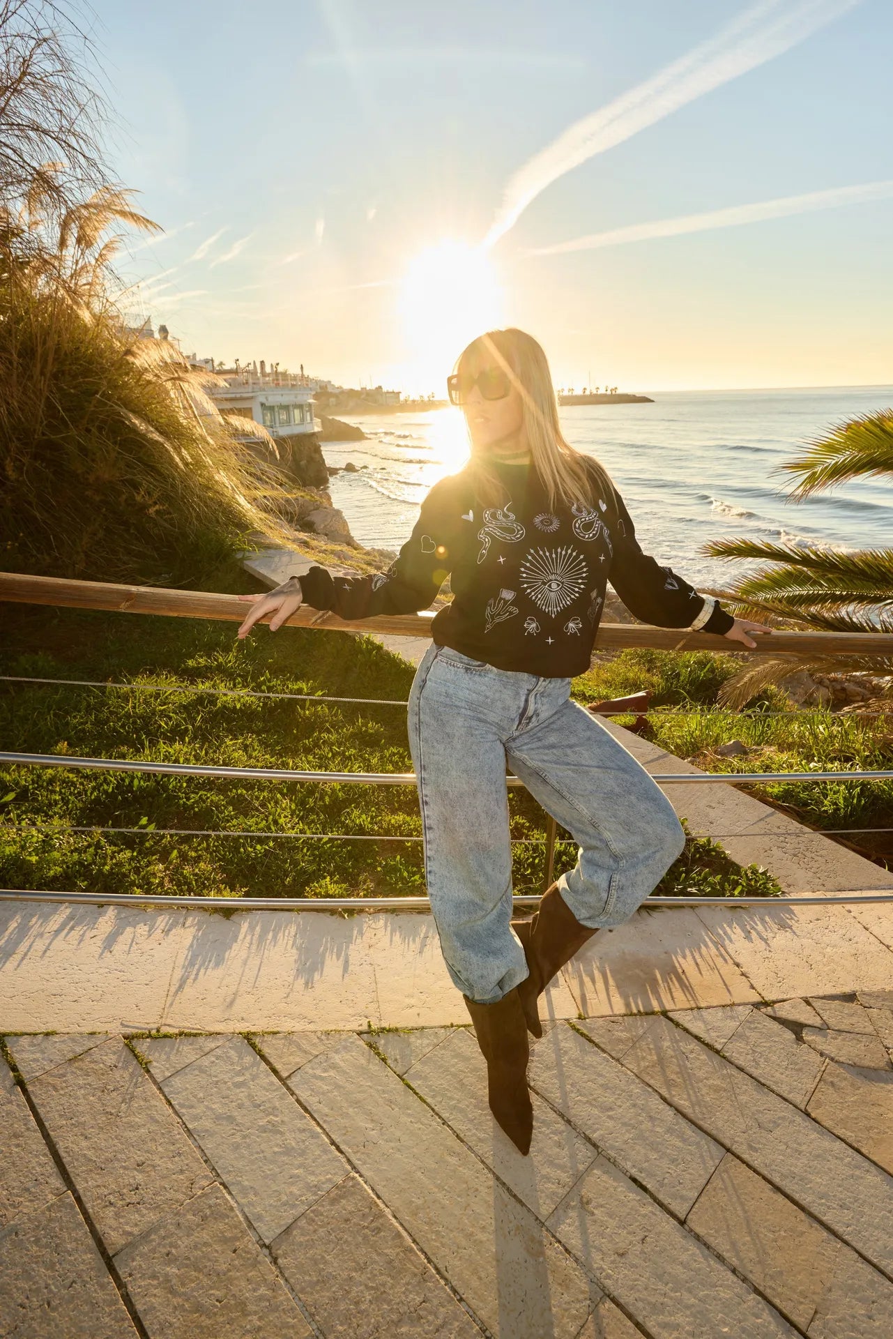 Sudadera negra mística