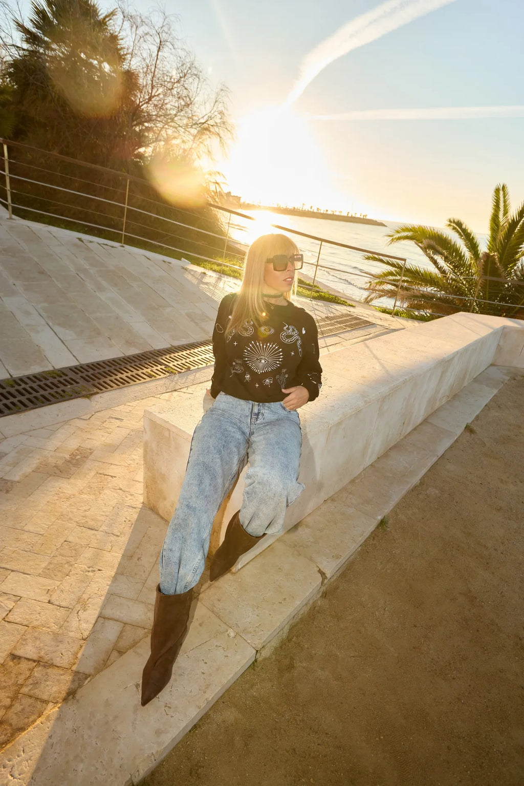 Sudadera negra mística