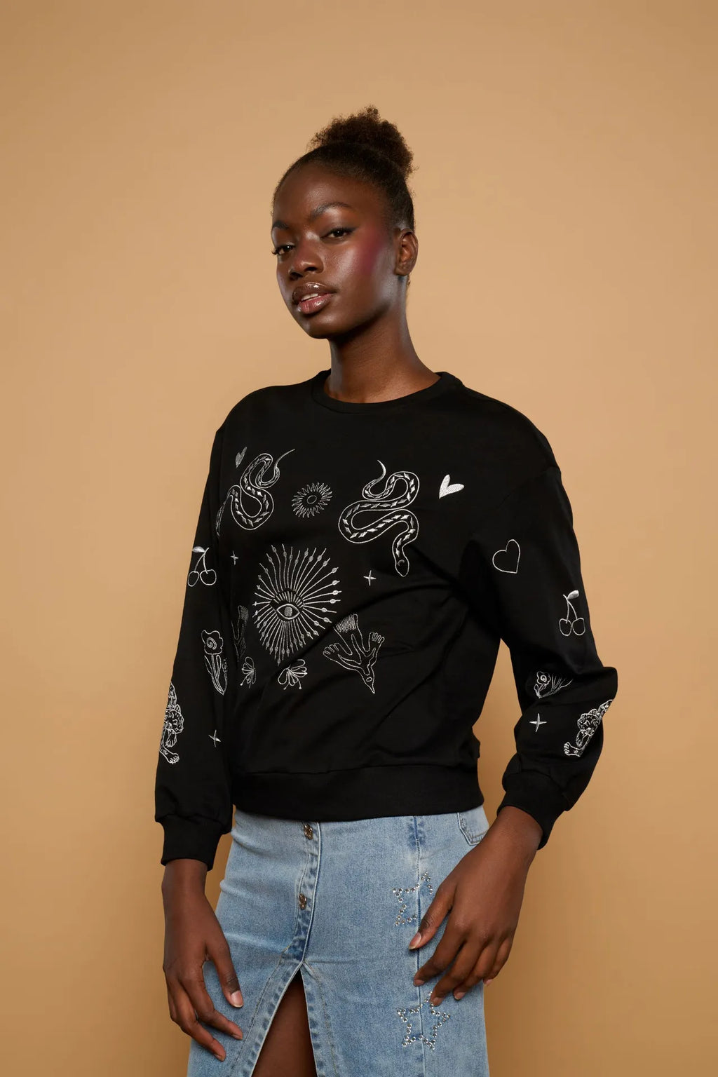 Sudadera negra mística