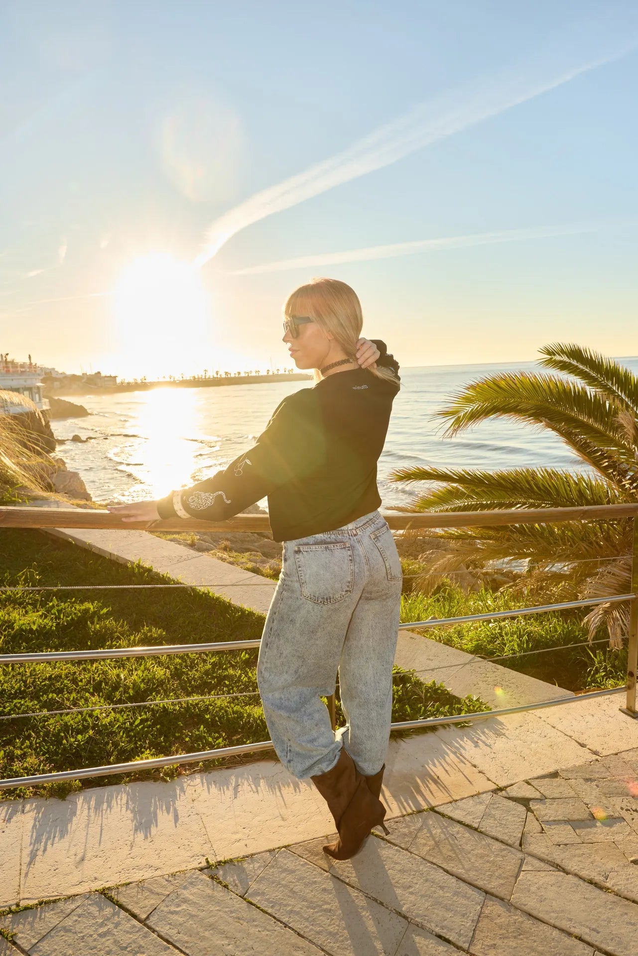 Sudadera negra mística