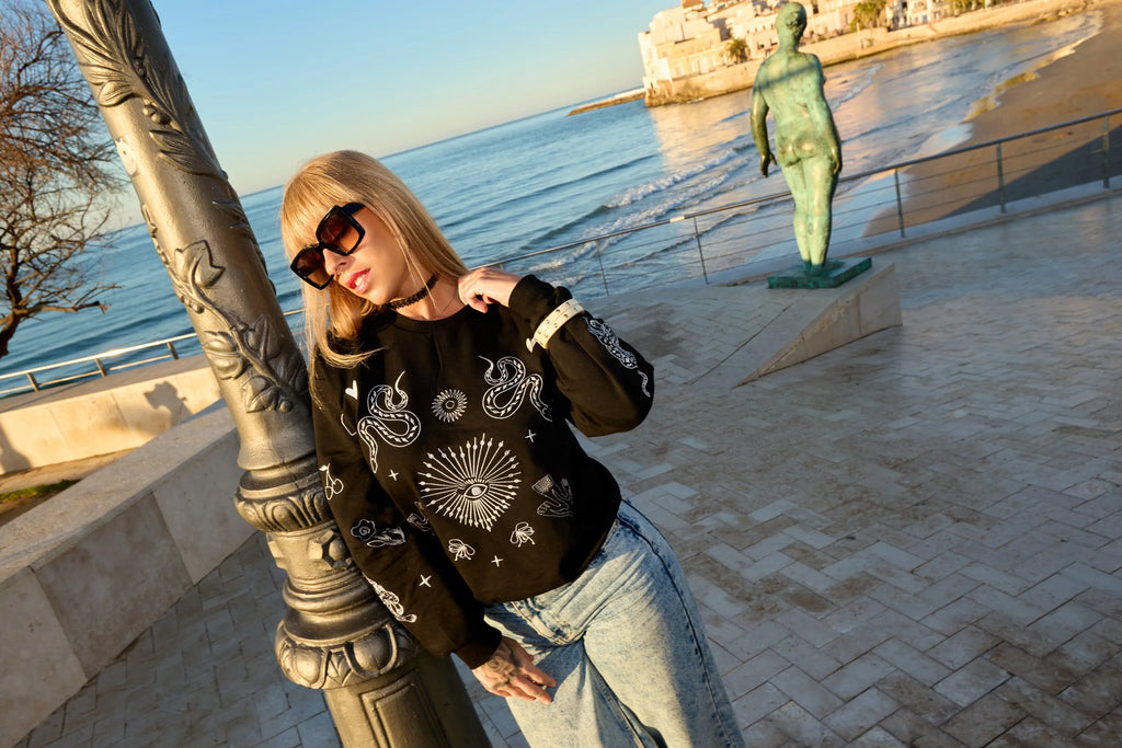 Sudadera negra mística