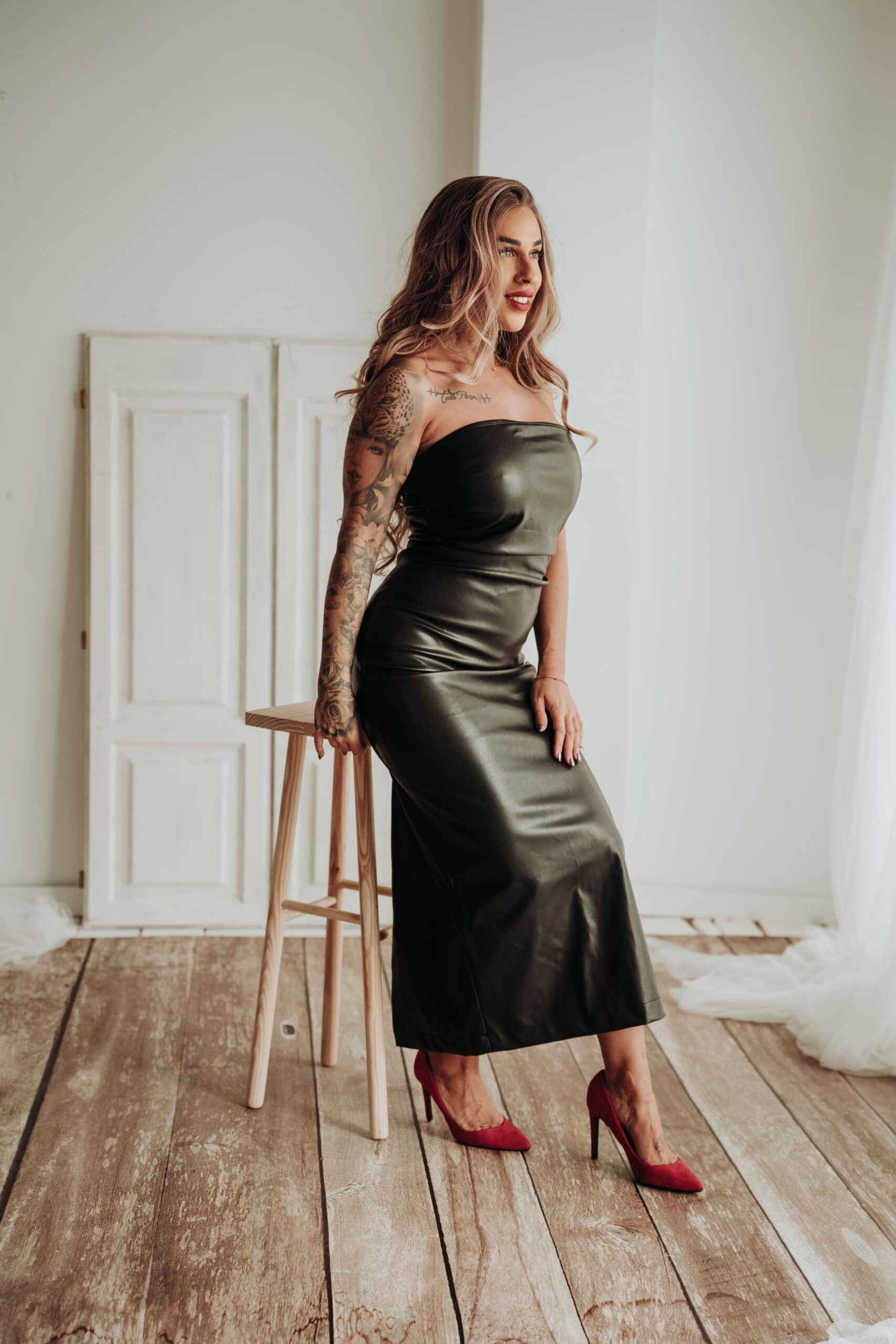 Cataleya-vestido-cuero-midi