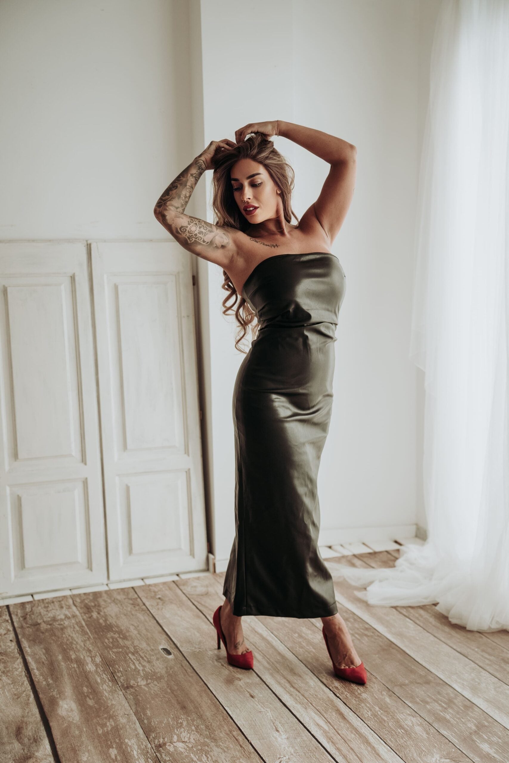 Cataleya-vestido-cuero-negro-midi