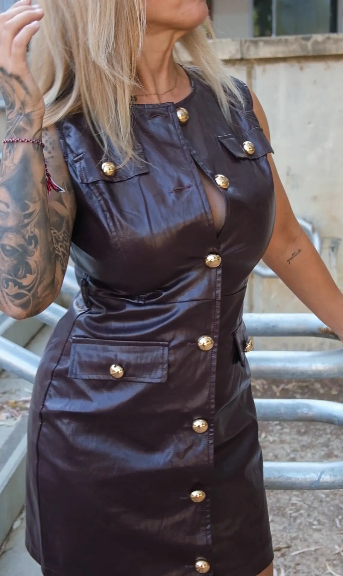 Vestido polipiel burdeos con cinturón