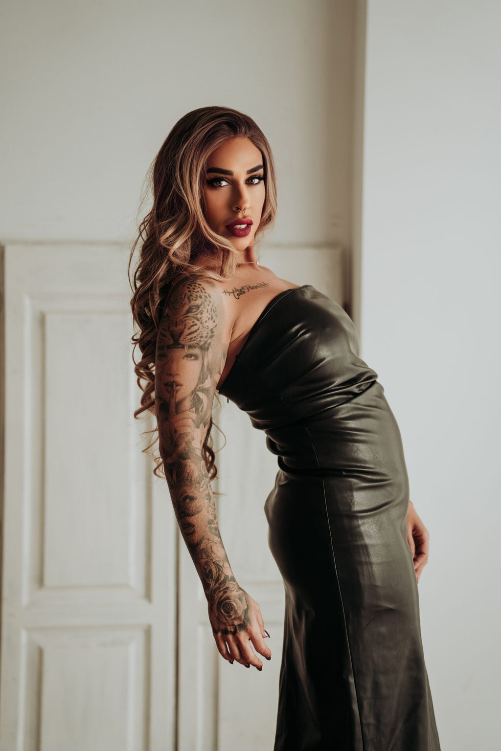 Cataleya-vestido-polipiel-midi-negro