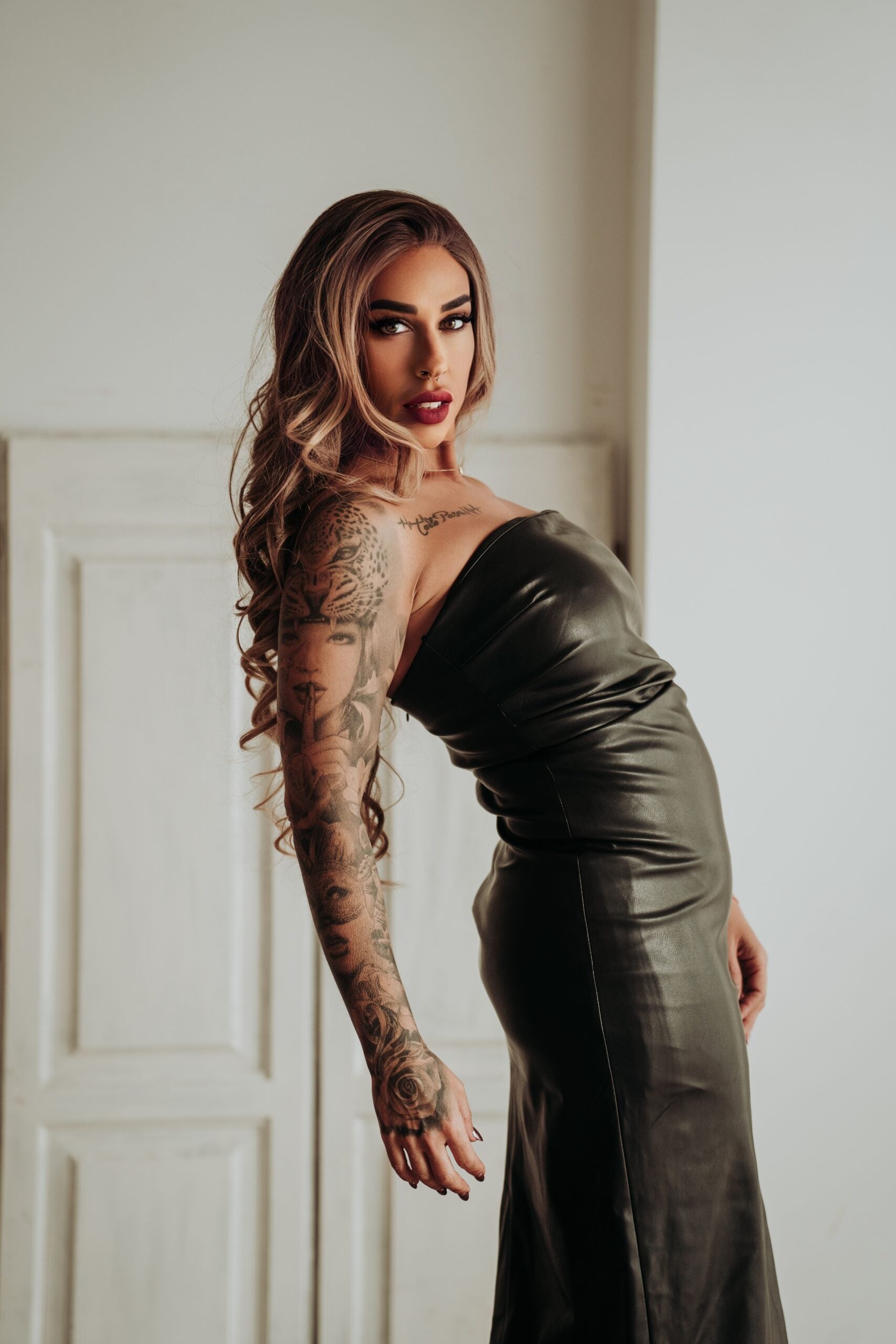 Cataleya-vestido-polipiel-midi-negro