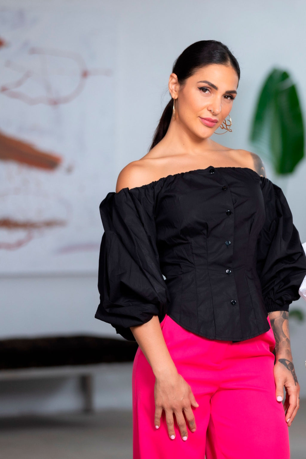 Cataleya Camisa cuello barco negra, mangas romantique