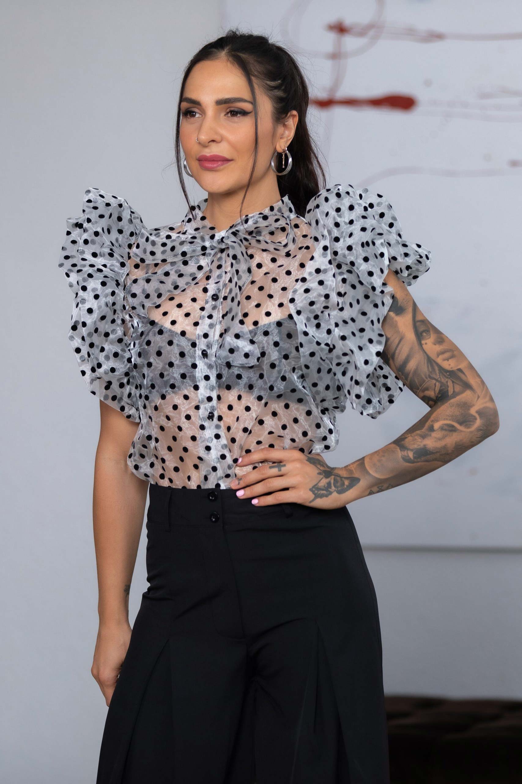 Camisa blanca con topos negros - Cataleya