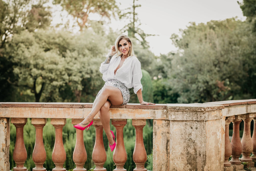 Mujer con falda y camisa